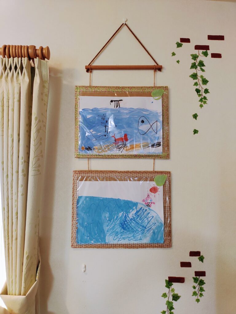 100均セリア！クリップボードでDIY「子どもの作品展示スペース」トノエル式
