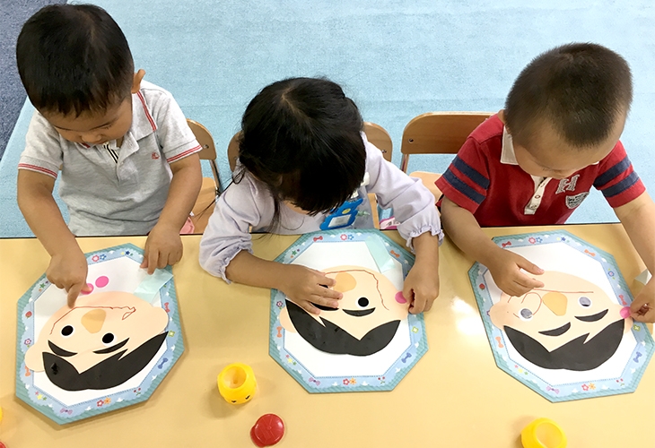 ぐるぐる描きの壁飾り