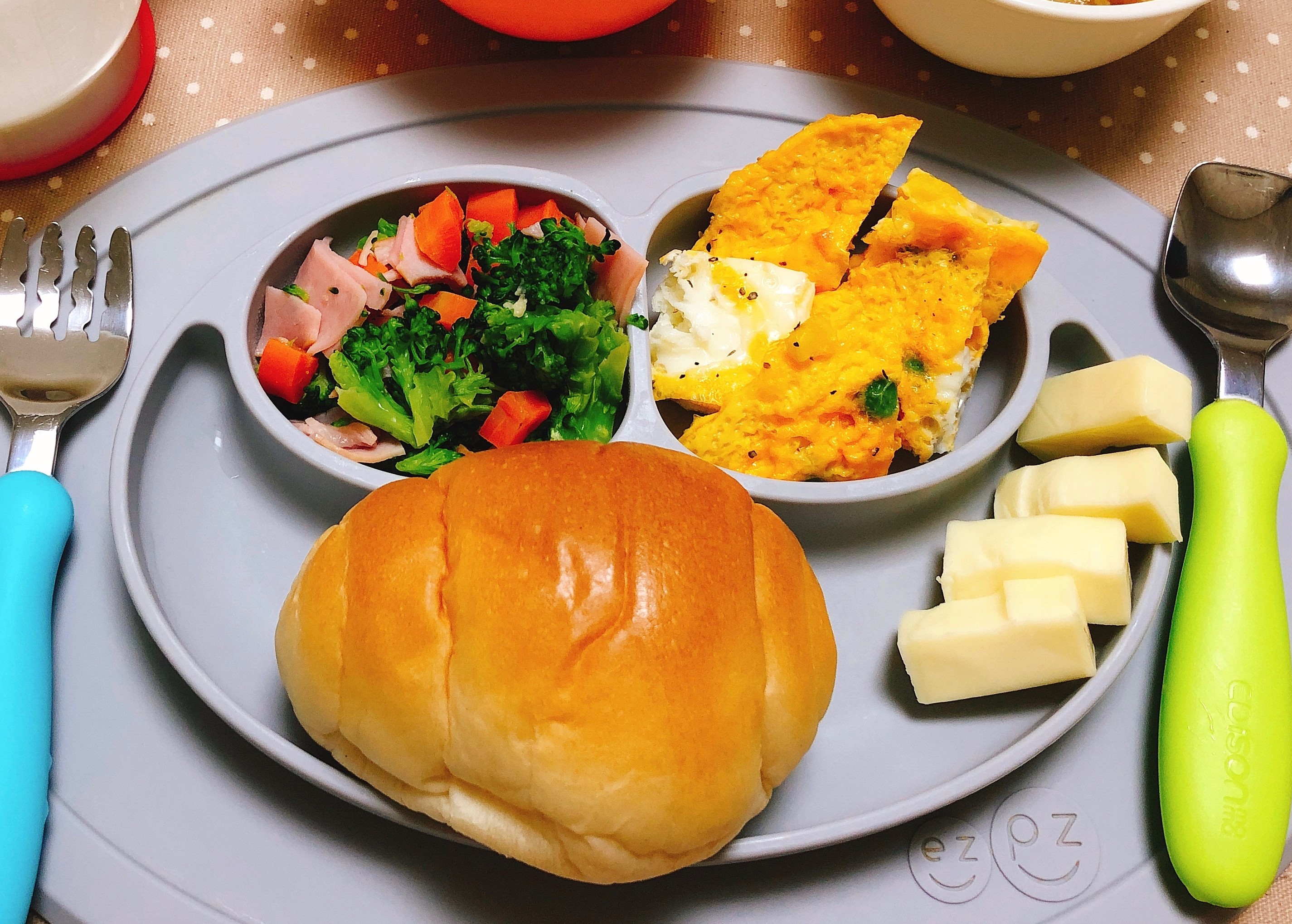 １歳4ヶ月のお子様向け👶﻿ .﻿ リアルな1週間の朝ごはん🥞🥣﻿ よく、﻿ 朝ごはんのレパートリーがなくて ﻿ と相談を頂きますが、﻿うちもうちもーーーーー。﻿ .﻿ お野菜、バナナ、牛乳orヨーグルト、パンは﻿ もうレギュラーです 笑 ﻿ .﻿ パンはなるべく、4種類くらい