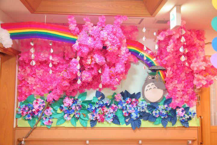 夏の壁面飾りと高齢者施設の折り紙花火制作手作りアイディア