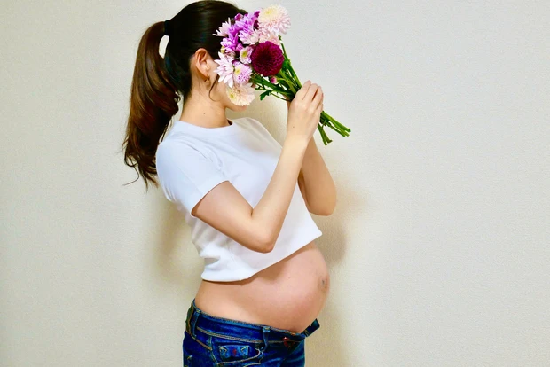 セルフでかわいいマタニティフォトを撮影する方法＊グッズ・ヘアメイク・ポーズのポイントをご紹介します！マキアオンライン美容雑誌『MAQUIA マキア 』公式ビューティサイト