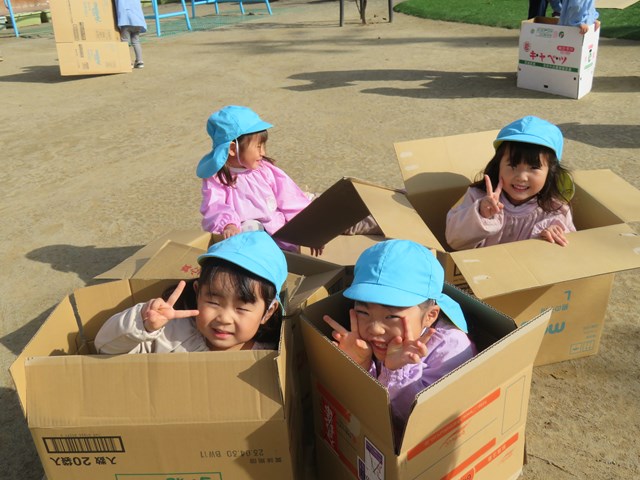 手作りおもちゃ段ボールでひっぱり遊び 中野区の保育士さんが幼児が喜ぶ手作りおもちゃを伝授します