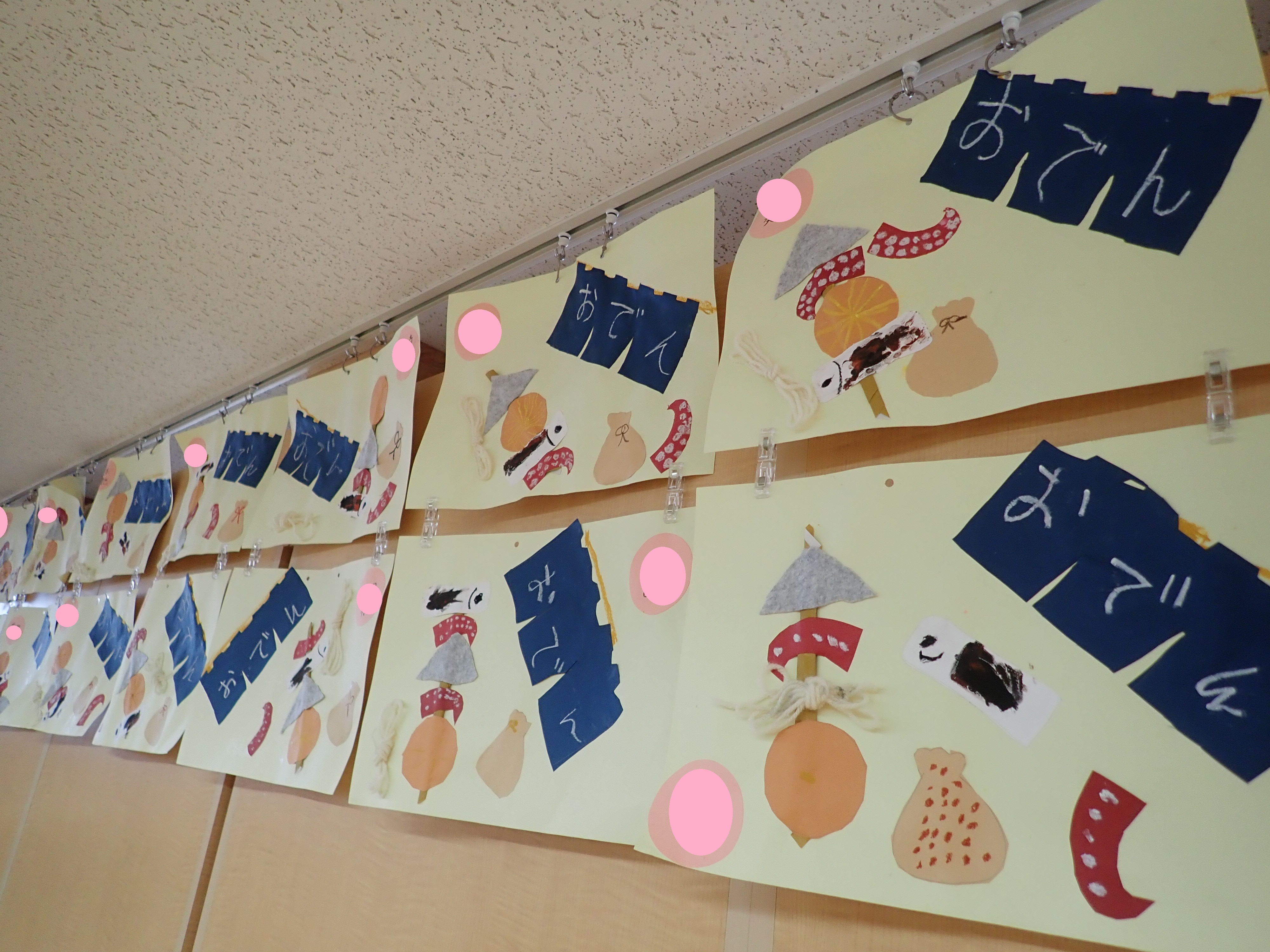 ❄️️冬の制作案❄️️おでん🍢🍢 ・ちくわはスポンジスタンプ ・大根には丸シールでからしを表現 ・こんにゃくは指スタンプ・画用紙に白いクレヨンで湯気を表現 1歳児でしようとおもってます！！！！保育園保育保育士保育所保育教諭保育学生壁面製作