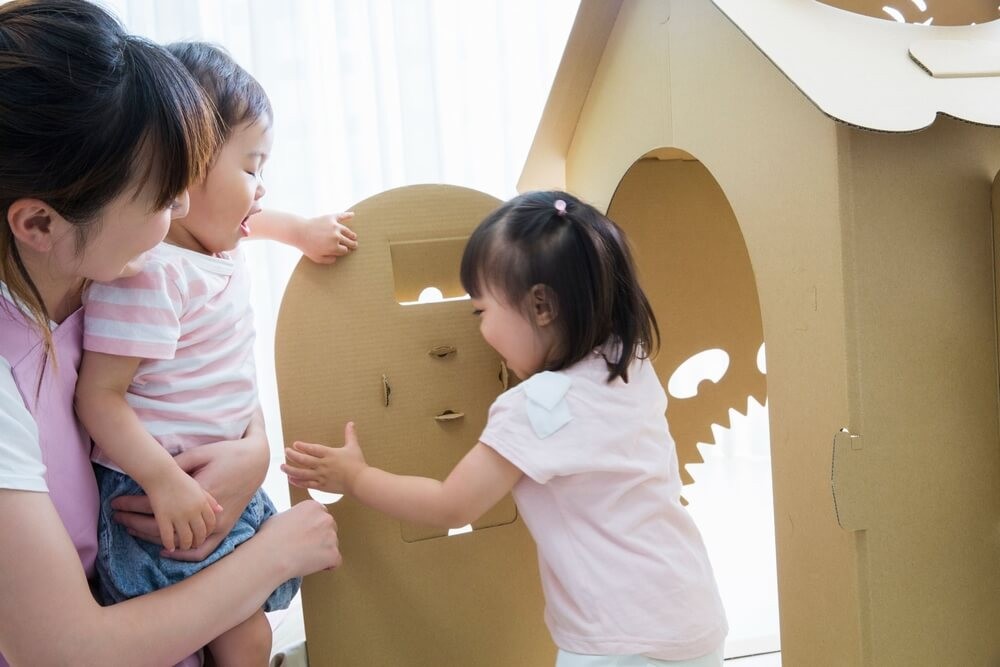 対象年齢別 保育に活かしたい段ボール遊びアイデア