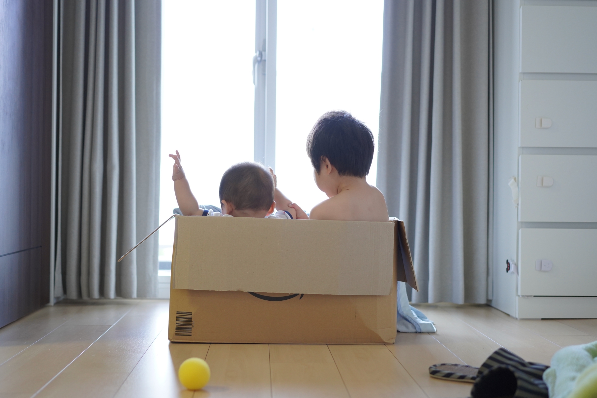 ０〜２歳児 乳児クラスのダンボールあそび