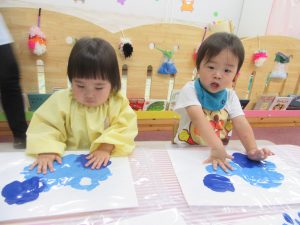 光と陰あそび?夏の壁面製作?Dreamぐみ 1歳児かがやき保育園・かがやきぷらす保育園ホームページ 愛媛県新居浜市