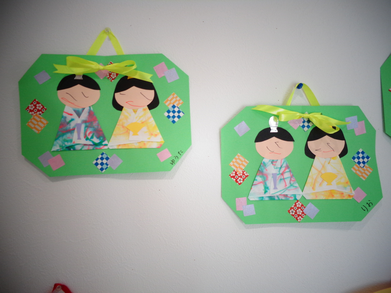 2歳児 ひな祭り 製作 🎎 和紙を浸し染めしてお洋服を作りました。 お顔も自分で描いています。2歳児2歳児担任2歳児クラス2歳児保育2歳児製作2歳未満児未満児製作未満児クラス製作2月製作3月製作ひな祭り製作ひな祭りおひなさまおひなさま