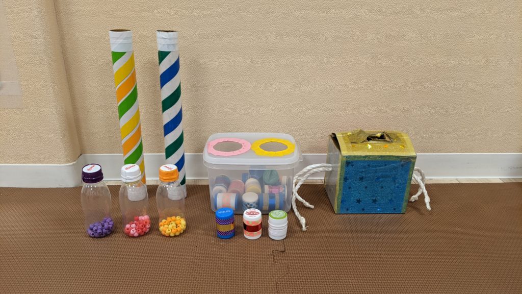 7 件の「音の鳴るおもちゃ」や「おもちゃ」のアイデアを見つけましょう手作りおもちゃ、手作り おもちゃ 0歳、0歳児 手作りおもちゃ など