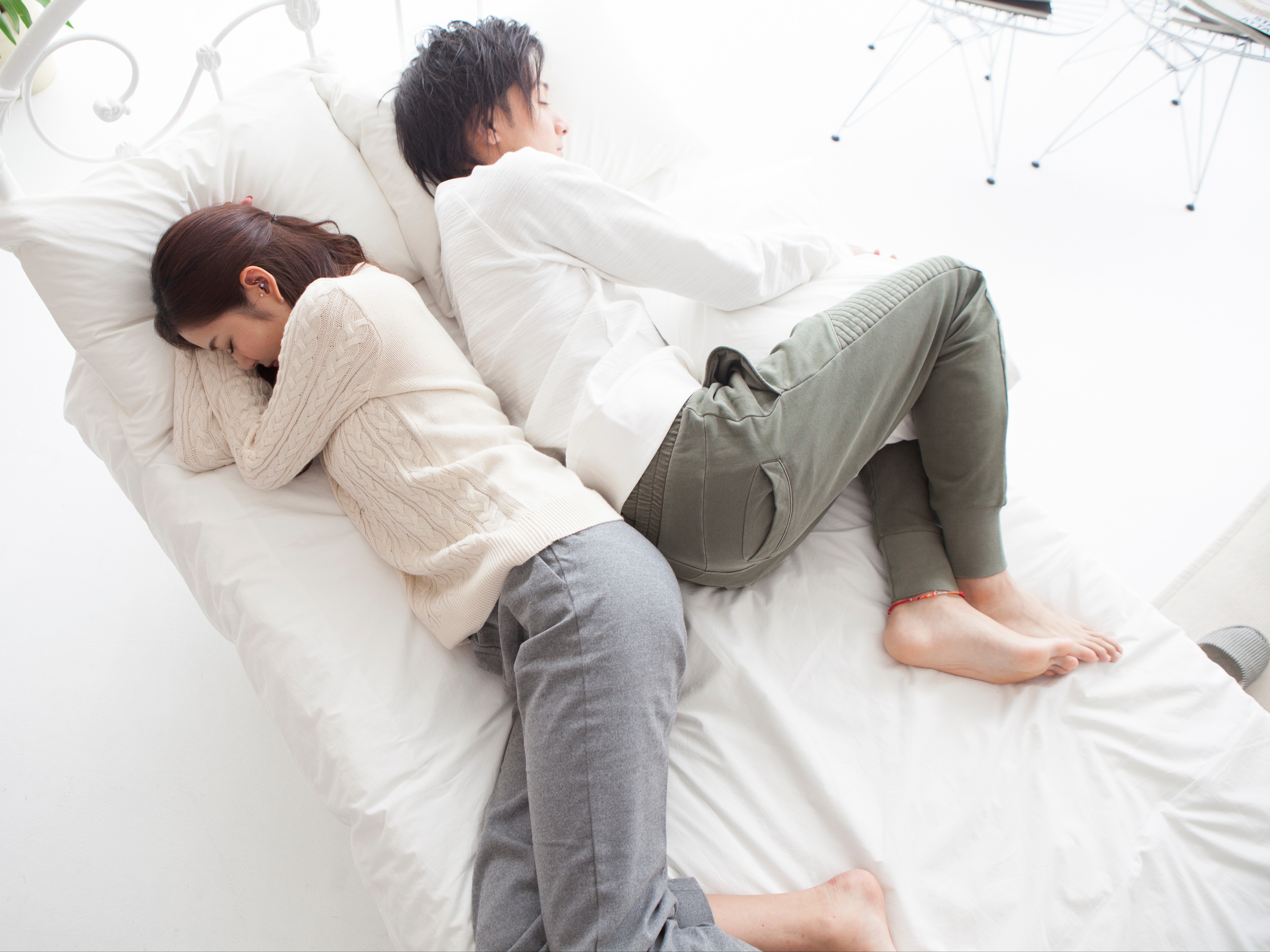 カップルの寝方で親密度診断。寝相で判断する彼氏の性格＆深層心理も解説Smartlog