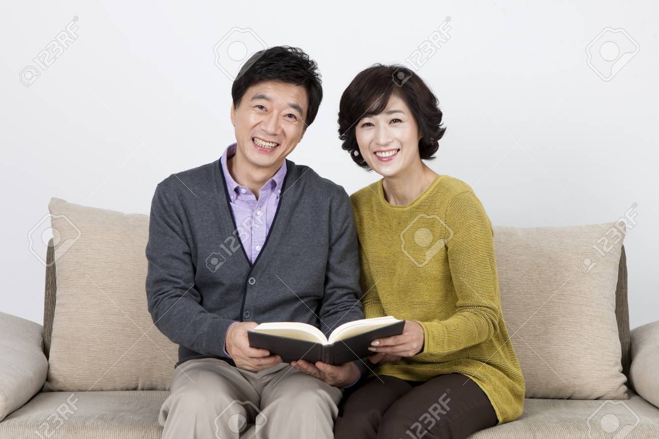 年を取っても仲の良い中年夫婦の写真素材79104574- PIXTA