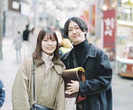 カップル、幸せと自撮りベッドルームでプロフィール写真更新、ソーシャル中の投稿と思い出のために。人物、写真、家での笑い、ライブストリーミング、またはアパートでの人間関係写真素材2505608097Shutterstock