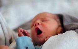 赤ちゃんがお昼寝する理想の時間や夜に寝つきやすくなるコツ