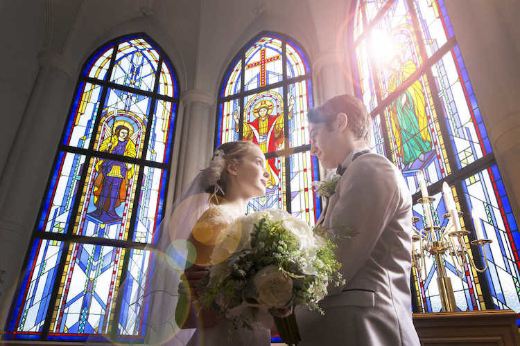圧巻の迫力と感動を生む!ステンドグラスが素敵な全国の結婚式場まとめトキハナmagazine