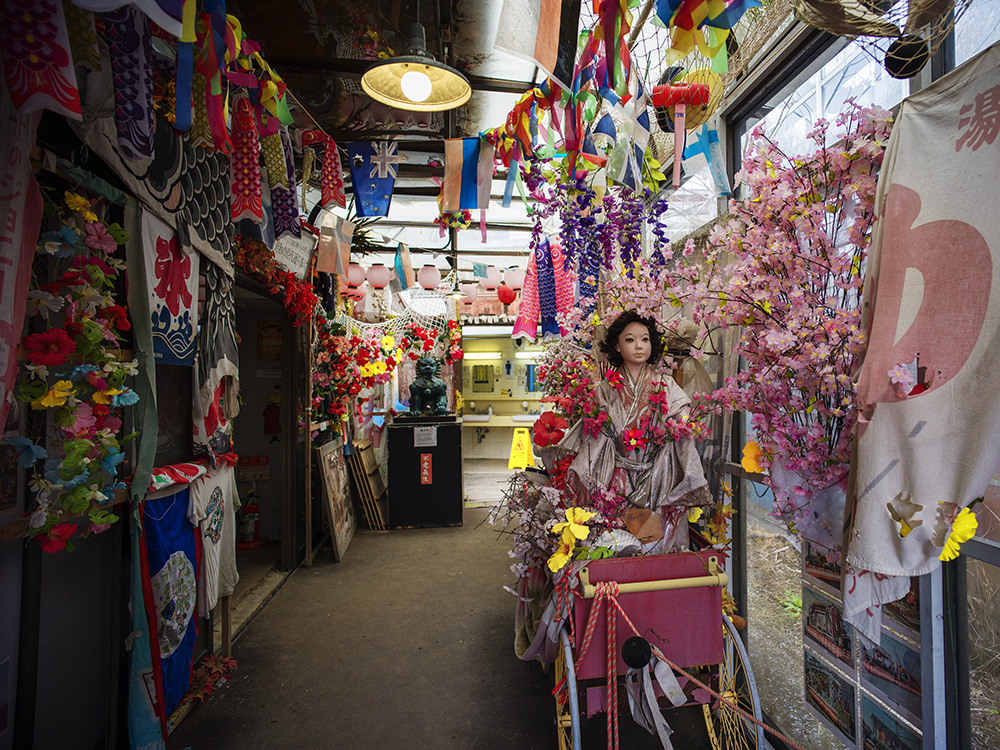 話題の「まぼろし博覧会」名物館長を直撃！巨大像から秘宝館、おばあちゃん遺品、阪神グッズもよろず〜ニュース