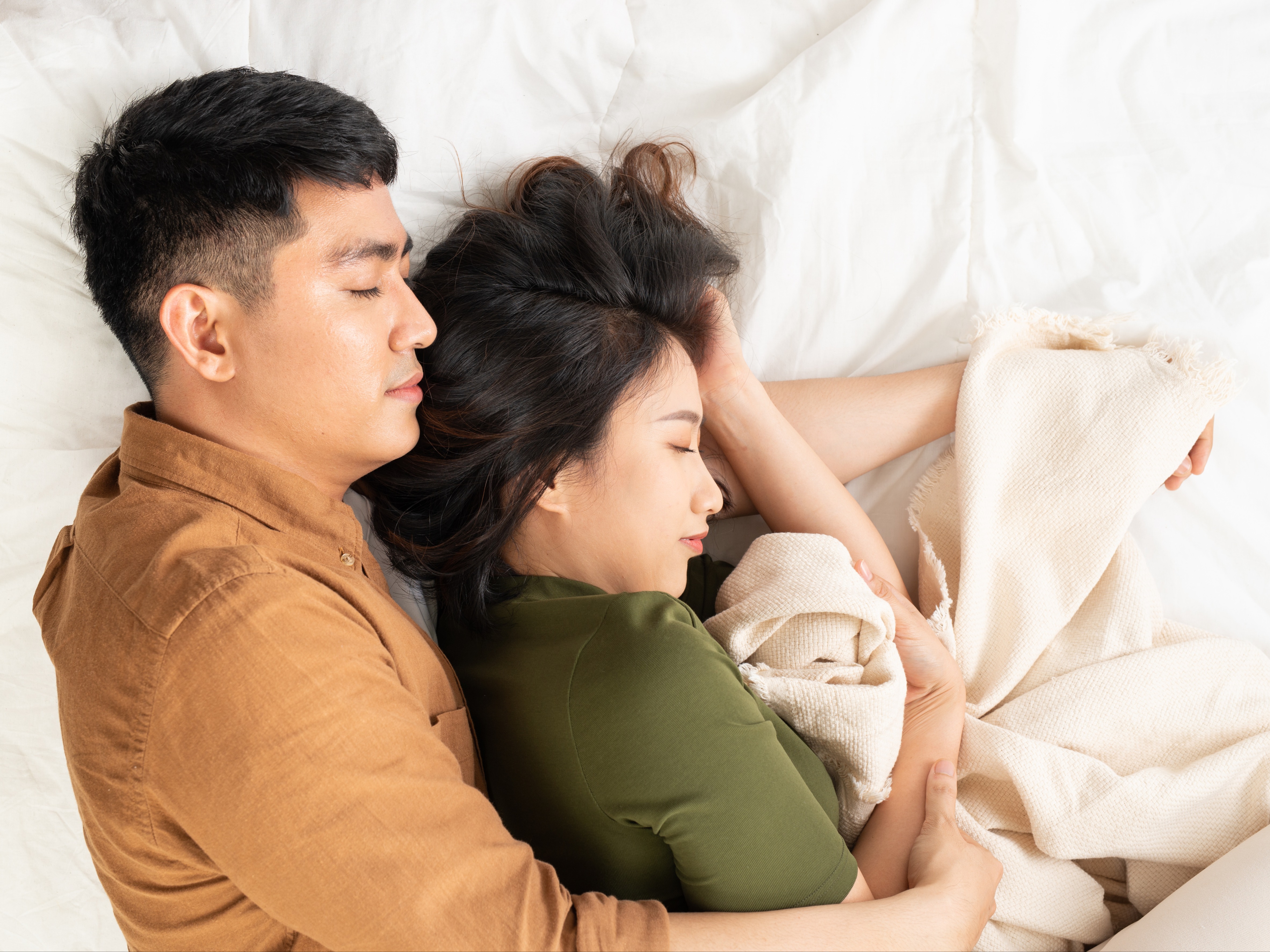 メリットがいっぱい!手を繋いで寝る男性の心理とその効果ハウコレ