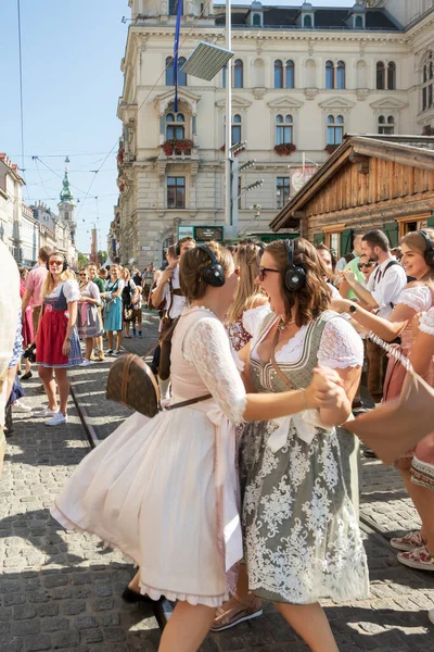 無料画像 : 人, 女の子, 女性, レザー, 通り, ヨーロッパ, パターン, モデル, 春, ファッション, ニコン, 衣類, レディ,アウターウェア, オーストリア, 繊維, 率直, クールな画像, ドレス, ウィーン, 履物, ニッコー, d80, タイツ, 70300mm,nikond80, 70300mmf4556gvr