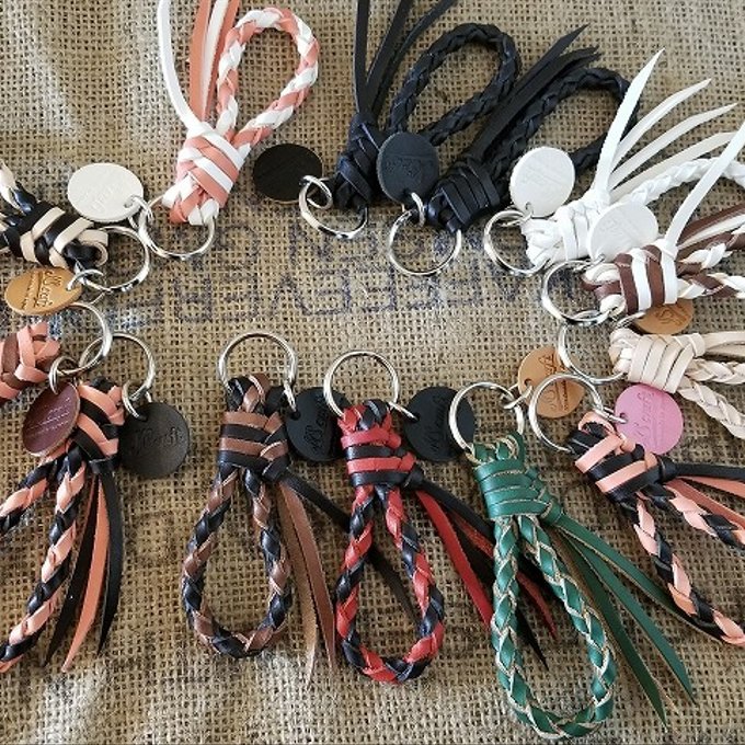 100均のカラー紐でお花のキーホルダー🌼, ⁡, 詳しい作り方はYouTubeに載せています‎𖤐˒˒ , 🔍「oniso お花のキーホルダー」で検索！, ⁡, ◇材料◇,DAISO , ・カラーひも 3色 , ・ナスカンパーツ, ⁡,その他 , サテン紐・ハサミ・ボンド, ⁡, ⁡,是非作ってみてください♡, ⁡, ⁡, -————‎ ꪔ̤̮ -————, ⁡,