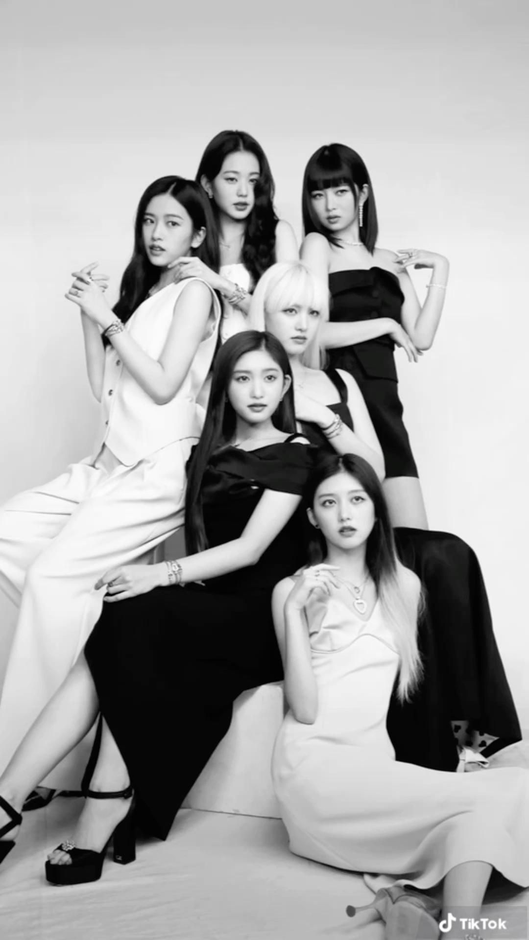 映える‼︎ 戦隊ポーズ😎🔥‼️ みんなで楽しく映える✌🏻🌟 戦隊ポーズでの写真の撮り方を紹介するよ📸 大人数なら一人ひとりポジションを決めるところからワクワクするし、 2人でもレンジャー風に撮れる方法も😳💖 体育祭や文化祭などのイベントの時も 使えるアイデア