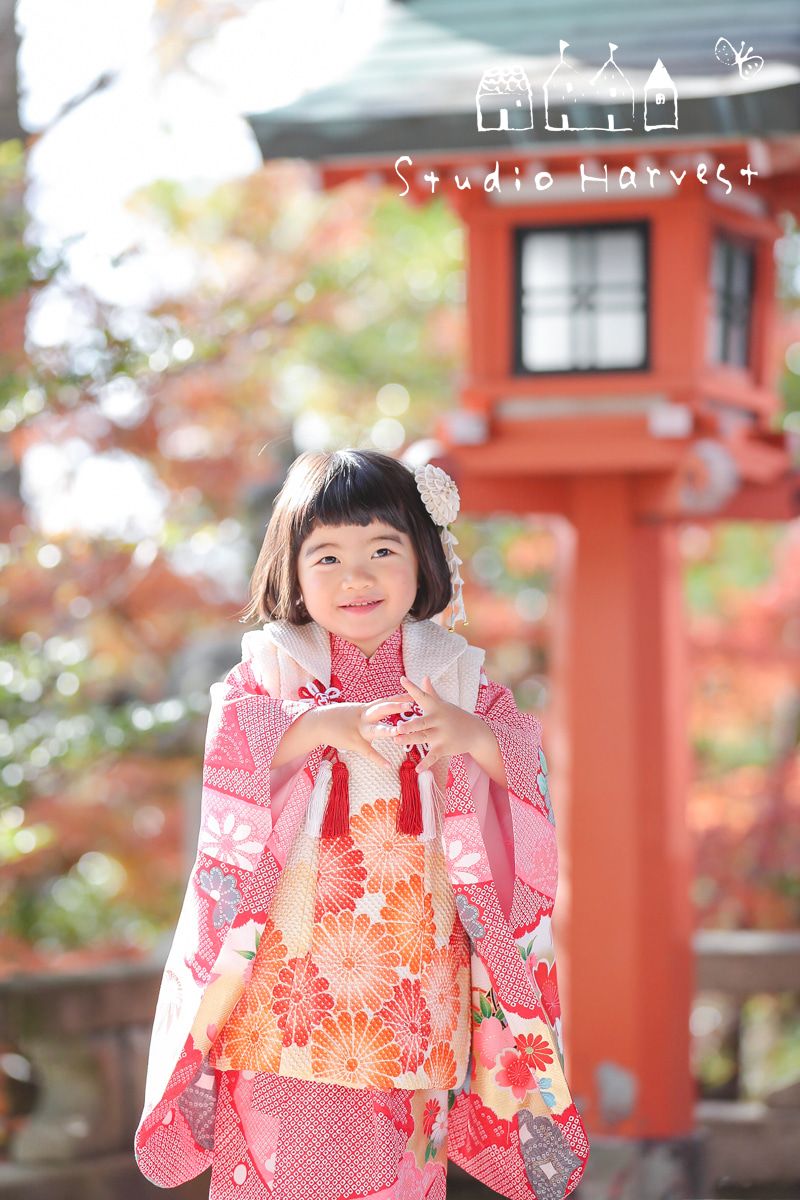 七五三おめでとうございました🎀 : 髪飾りを付けて下さった皆様。 写真を沢山載せてもらっているので、少しだけご紹介♩ :ストライプの被布に合わせて、髪飾りもお揃いに🌷 : : ✔︎七五三髪飾り 3歳の髪飾りは、ほぼ、ちりめんで制作しており、ボブやショートカットにも