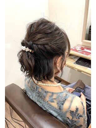 ショートの結婚式ヘアアレンジ15選。短くても華やかになるお呼ばれ簡単アレンジ集folk