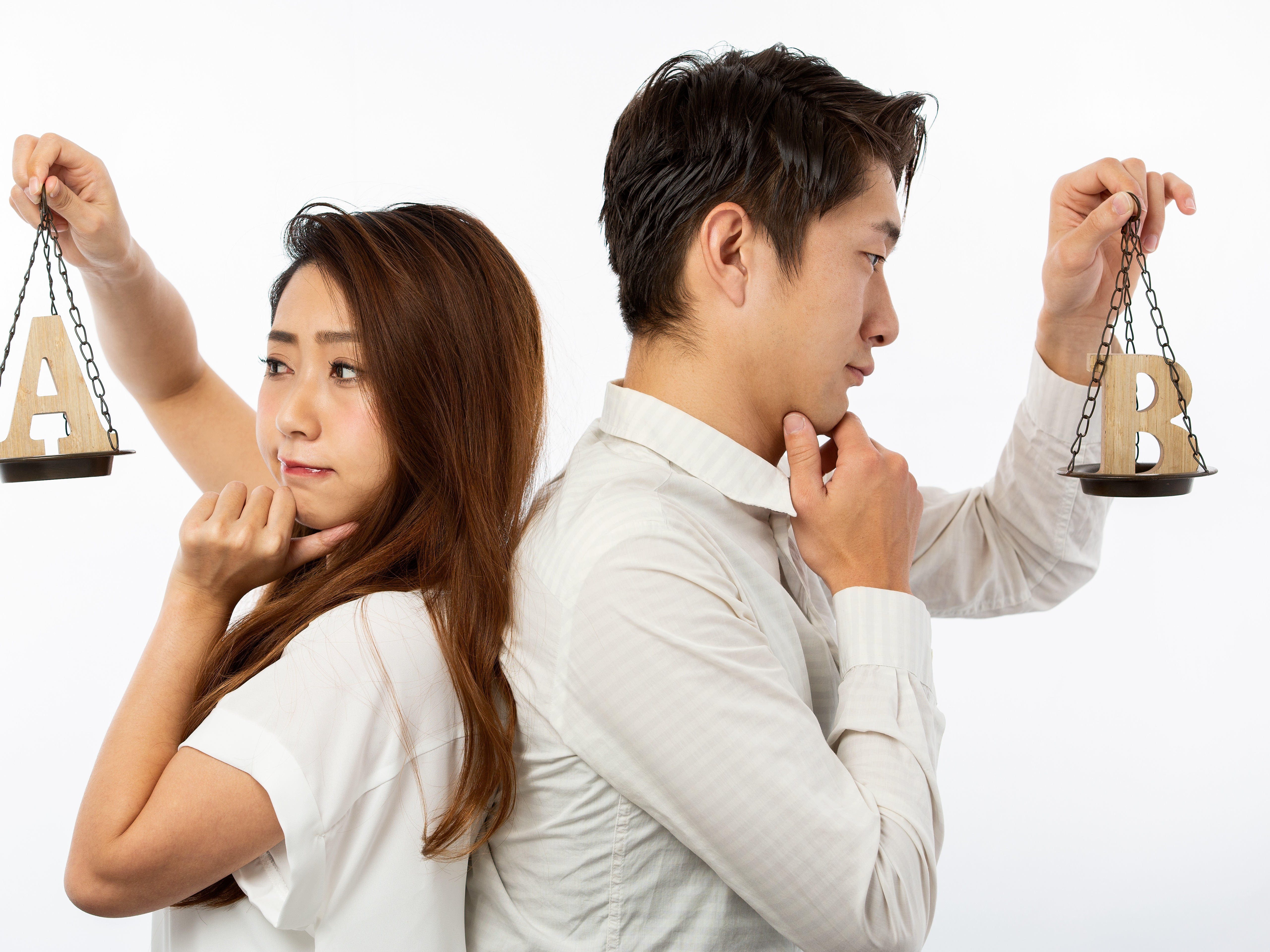 愛の幸せなカップルは、自宅で美しい居心地の良い雰囲気の中でロマンチックなクリスマスの夜を過ごします。幸せな家族の休日。の写真素材・画像素材 Image161304507