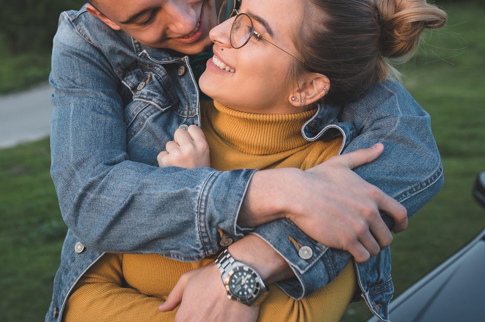 後ろから抱きしめるカップル 写真素材6796679- フォトライブラリ