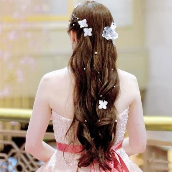 ハーフツイン × バックカチューシャ💫 ディープなレッドのカラードレスにゴールドのアクセサリーを合わせ、華やかさを演出しハーフツインなのに甘すぎないスタイルのご新婦様🔔🥀hairmake: ikeda @ikeda_wd.hairmake @hm_yuka @hairmake_sereno@photo_studio_sereno