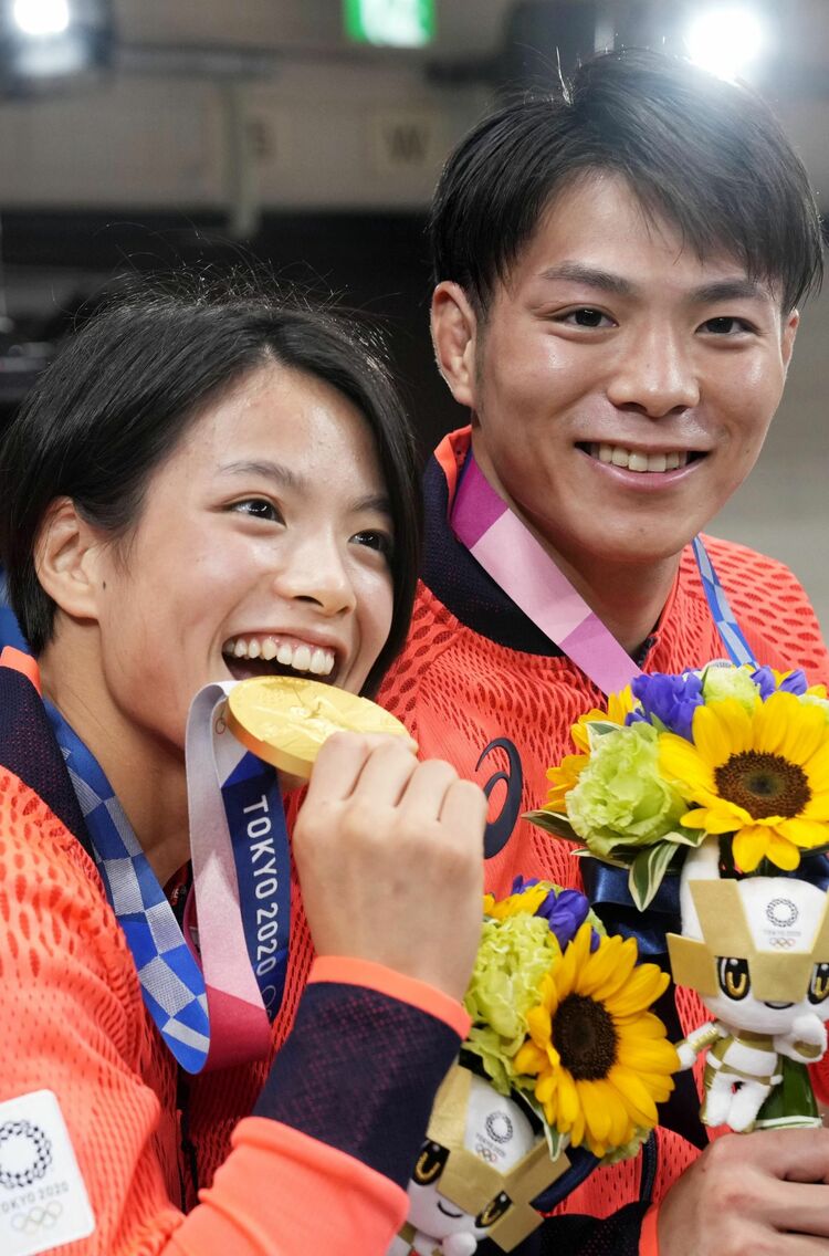 3人のインドネシア人兄弟が放課後静かな庭で一緒に遊びます - 10歳から11歳のストックフォトや画像を多数ご用意 - 10歳から11歳, 2人,8歳から9歳 - iStock