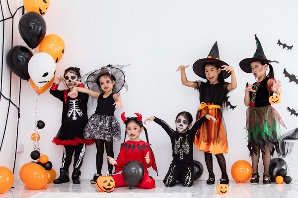 過去の発表会衣装 . ♪うらしまたろう♪ . ＊うらしまたろう ＊おとひめさま ＊かめ🐢 ＊さかな🐟 ＊クラゲ🪼 ＊タコ🐙 .ほぼほぼ倉庫に眠っていた衣装を ありがたく使わせていただきました😂 足りない分だけ作り足しました🐟 おゆうぎ発表会発表会お遊戯会