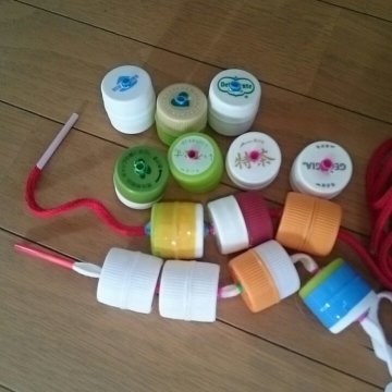 ひも通し自宅で簡単にできる知育おもちゃの作り方保育園 幼稚園- YouTube