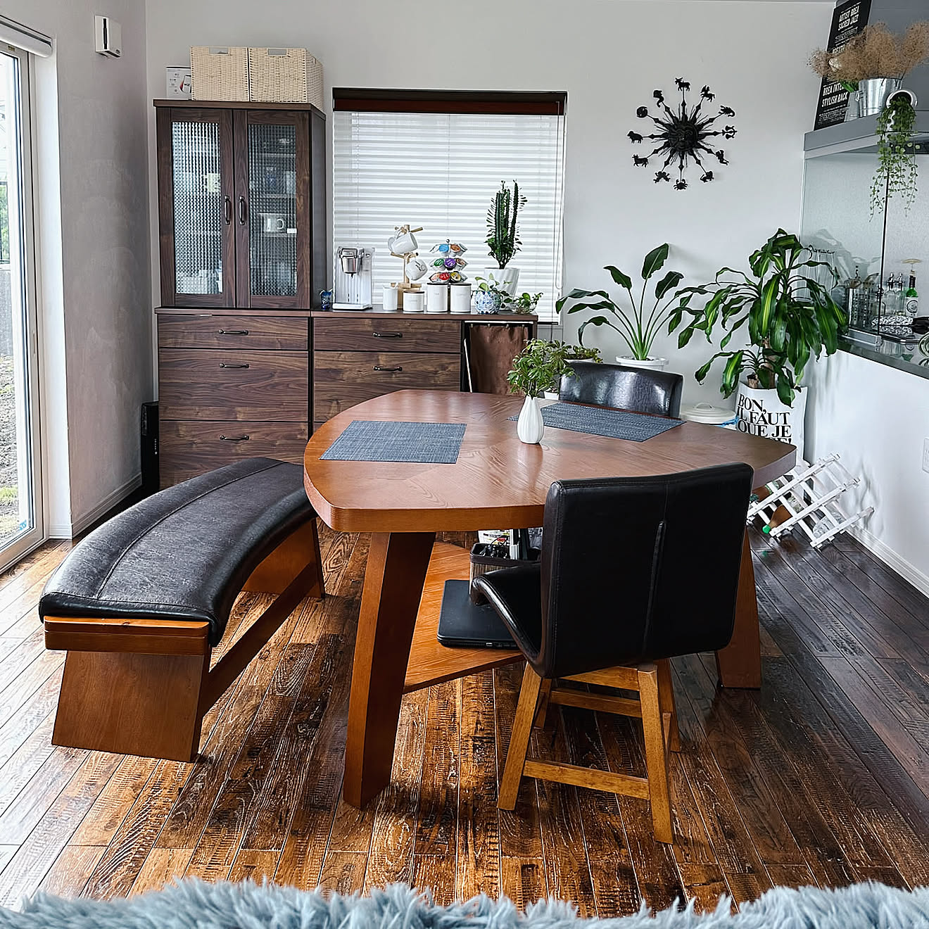 ルームツアー 家族で楽しむウッドデッキ付き！神戸のインテリアショップ「トランジット」で魅せる回遊動線が快適な家 - YouTube