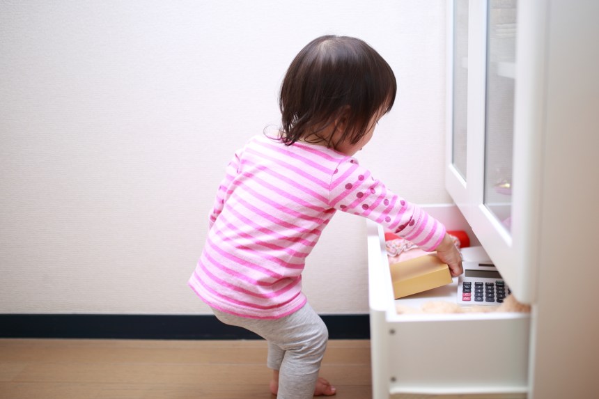 子供が床にイタズラ描きをしているイラスト - 無料イラストのIMT 商用OK、加工OK