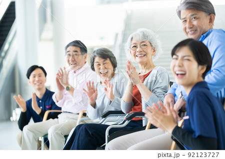 アズハイム大泉学園 手作りお神輿が練り歩き、スタッフからの出し物が盛りだくさんの秋祭りとなりました！公式 介護付有料老人ホームアズハイム
