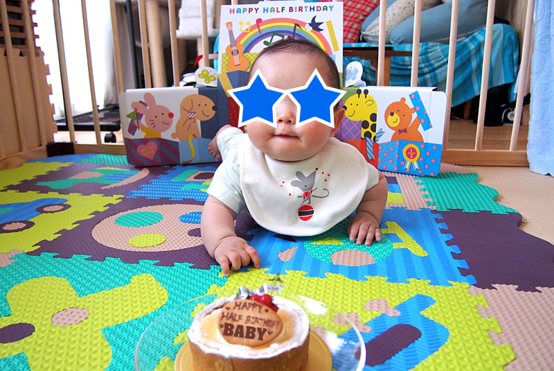 家で撮影。ハーフバースデーおめでとうの写真・画像素材-Snapmart スナップマート