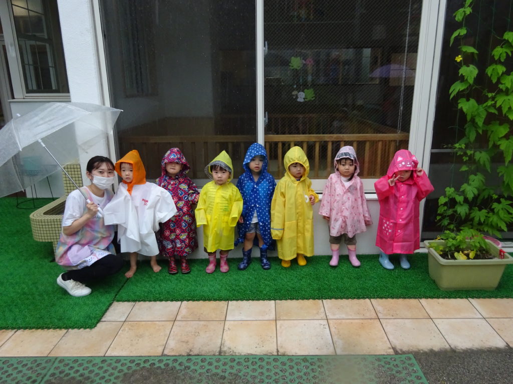 雨の日は室内で新聞紙あそび！無限に広がる想像力 - おおぞら保育園 西新町園