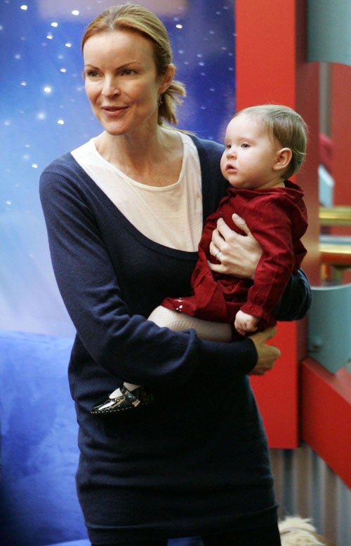 サンタとマーシャ・クロスと子供たち。JessicaAlbaとハイスクールミュージカルを愛す