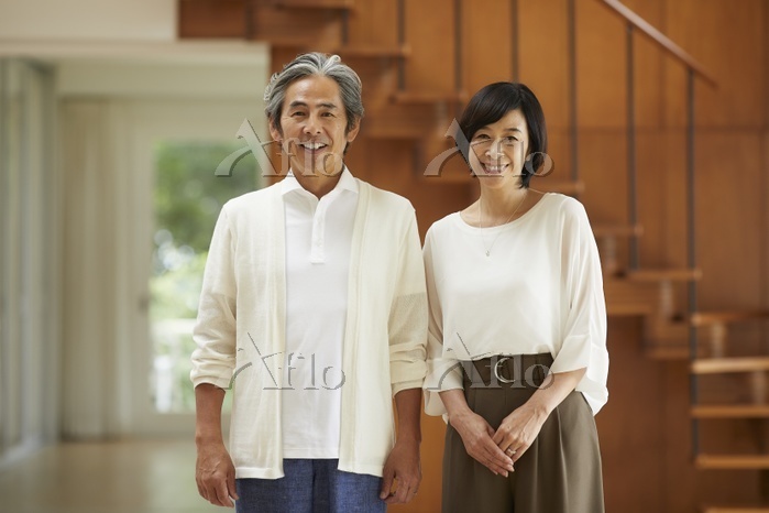 新緑の公園を散歩する中年のカップルの写真素材13615088- PIXTA