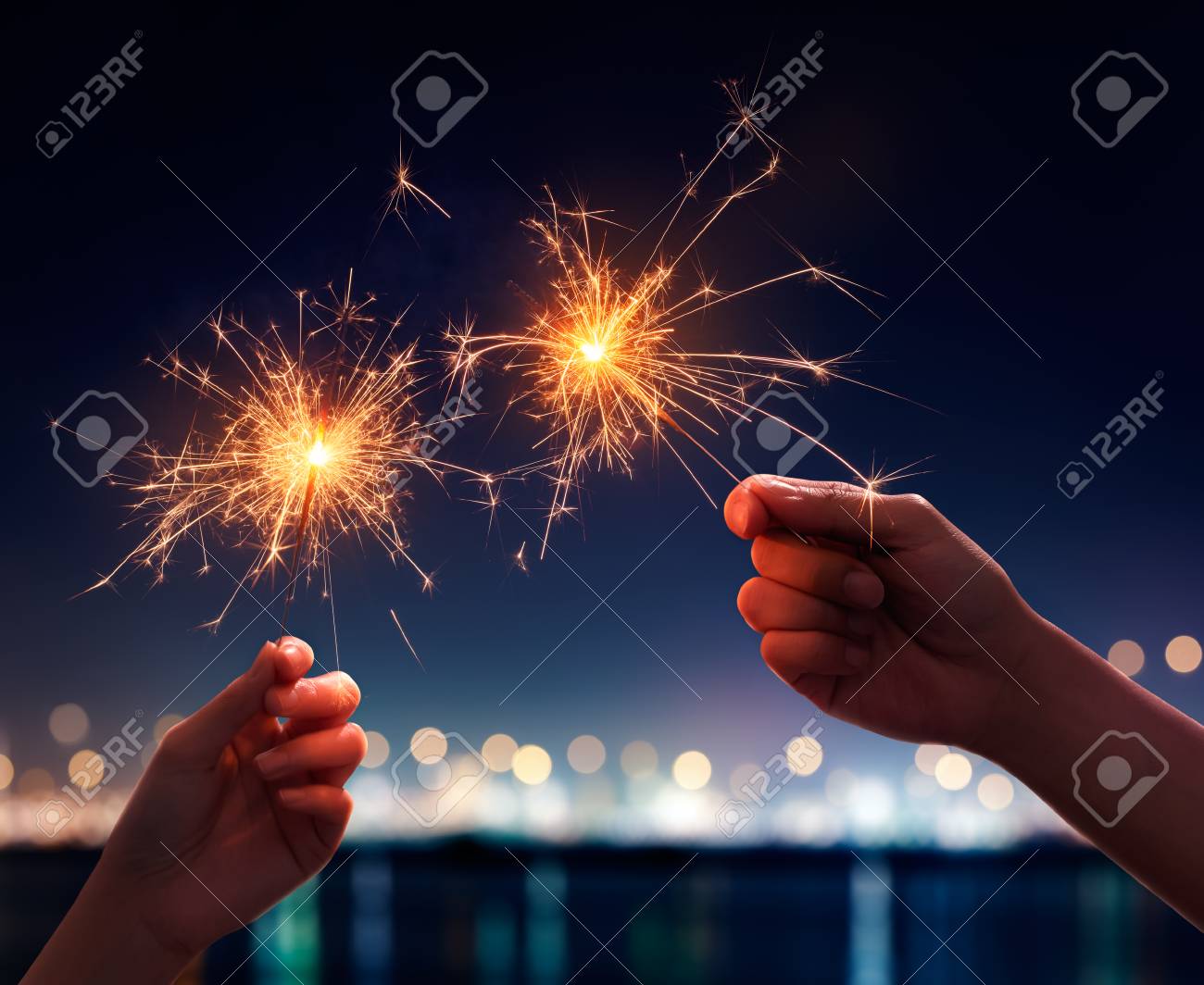 花火を見つめるカップルのシルエット 写真素材6870810- フォトライブラリ