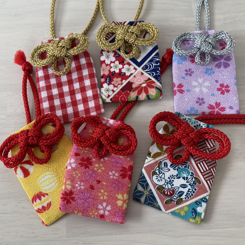 100均カットクロスでお守りの作り方♪中にお手紙などを入れられます！今回は手縫いで作りました♪