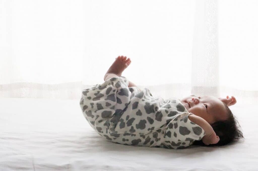 不機嫌なだけじゃない！赤ちゃんが手足バタバタをする理由ママリ