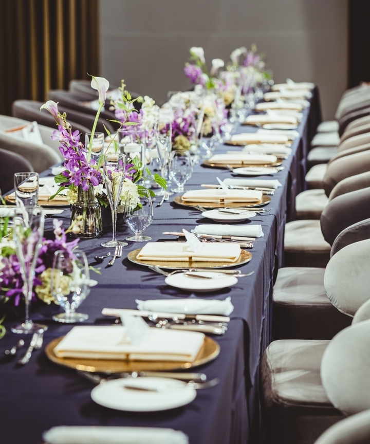 ブラック、ネイビー、パープル ダークカラーのクロスで魅せる洗練の披露宴コーディネート8選