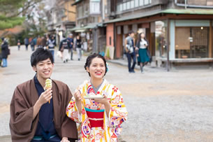 浴衣 甚平 カップル デートの写真素材 - PIXTA