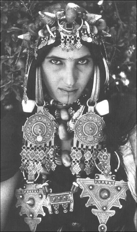 世界一ファッショナブルな民族と言われる スリ族またはスルマ族 彼女たちの美学で身体にスカリフィケーション 傷で描いた模様 が入っているそして、唇にお皿をはめる部族でもあるが 耳にはめた大きなピアスも印象的 エチオピア🇪🇹Majiの村にて マーケットのために数十