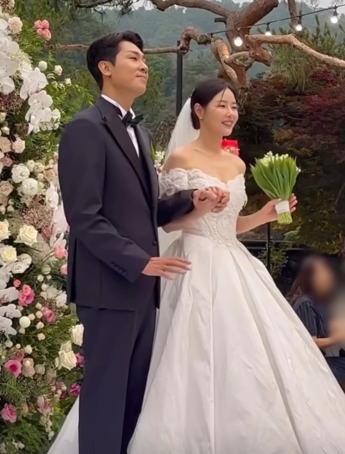 パク・ハナ&キム・テスル、華やかな屋外ウェディングで“ビジュアル夫婦”誕生アーティストK-HALLYUNEWS