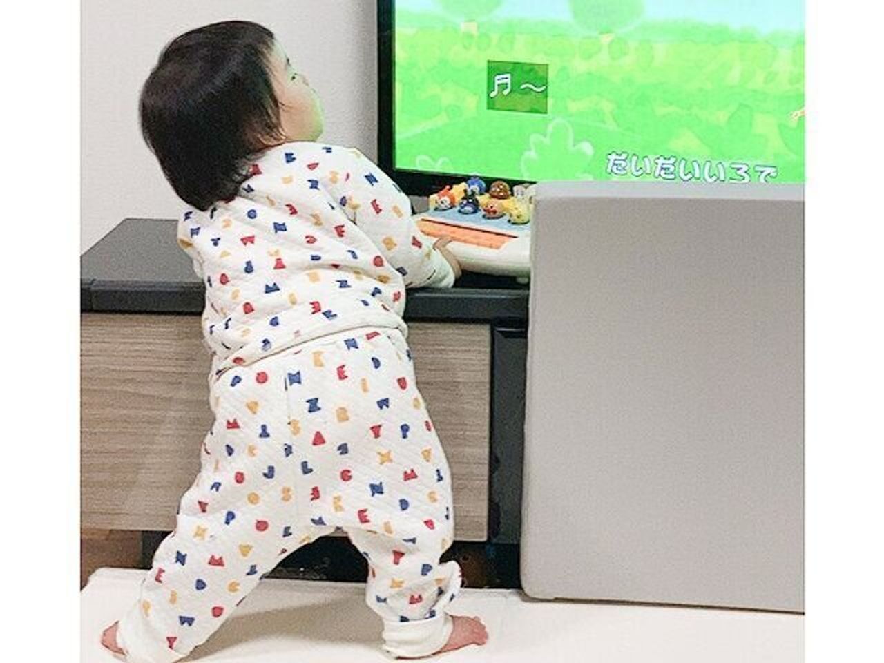 ついに！ ひとり立ちができるようになった🥹✨ ここ数日の成長が早すぎて ほんとにびっくり！！ すぐ歩けるようになっちゃうかな〜☺️13ヶ月 1歳児 1歳1ヶ月 1歳女の子 女の子 赤ちゃん baby 育児記録 赤ちゃんのいる暮らし ベビーモデル ベビーコーデ 赤ちゃんのいる