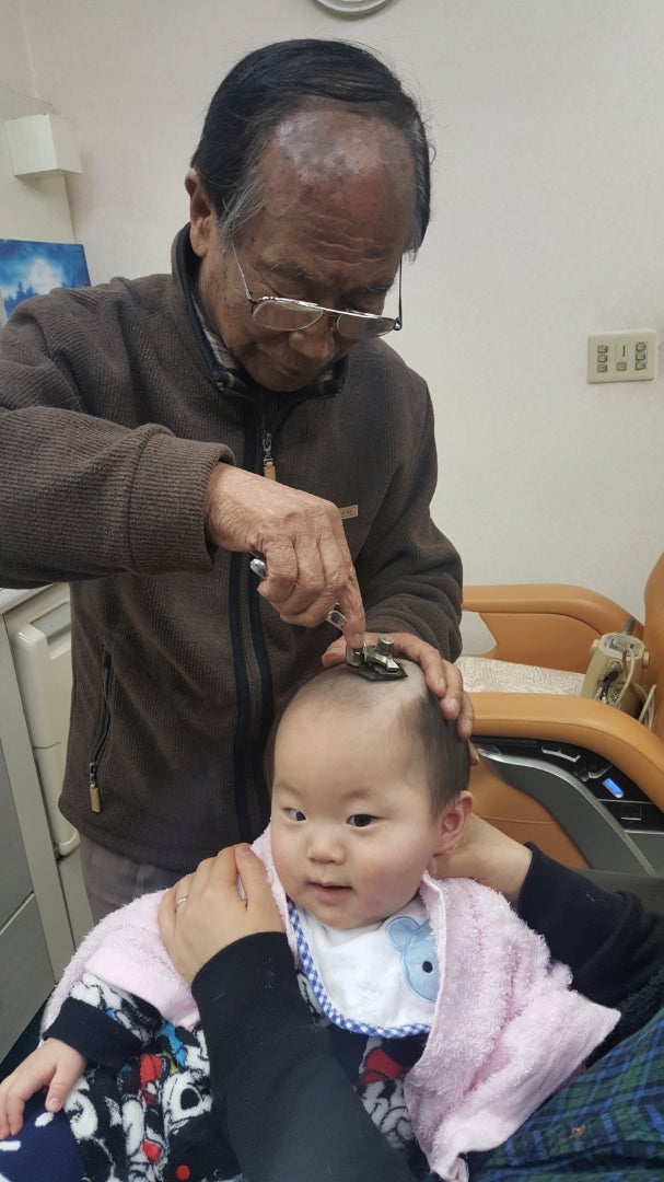 坊主頭のインドの女の子子供の黒と白の肖像画の写真素材・画像素材 Image 42262137