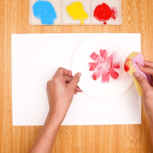 工作あそび スポンジでポンポン色つけして作れる、壁画コスモス