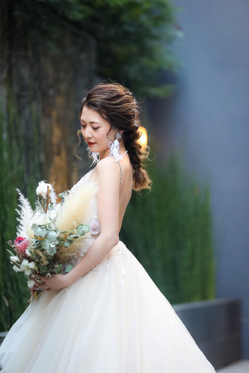 花嫁さまに大人気の編みおろしヘアアレンジは爽やかなロケーションフォトにもぴったり！ . アクセサリーやアレンジによって全然違う表情に！参考にしてみて編みおろし編みおろしアレンジ編みおろしヘア編みおろしヘアアレンジ花嫁編みおろし花嫁