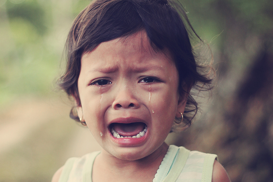 日常漫画 ３歳児が怖いもの の話子供って、そんなものを？っていうものを怖がりますよね。まあ、テレビの砂嵐が怖い気持ちはなんとなくわかるけどアナログボタンを押しちゃったら、リモコンのどの数字を押してもあの画面になって、とっても怖かったみたい