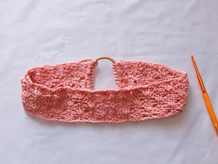 かぎ編みパールフラワーのベビーカチューシャ新生児 ヘアバンドの通販 by 手編みのベビーアクセサリーラクマ